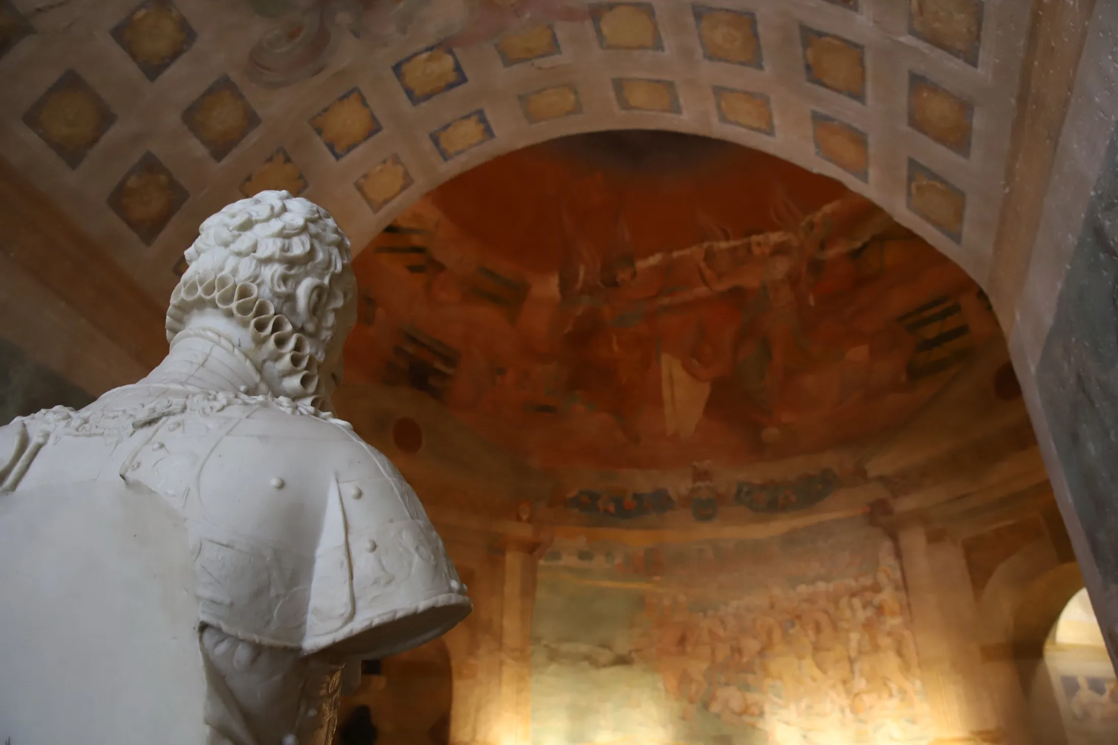 Busto del Duque de Alba ante los frescos del castillo