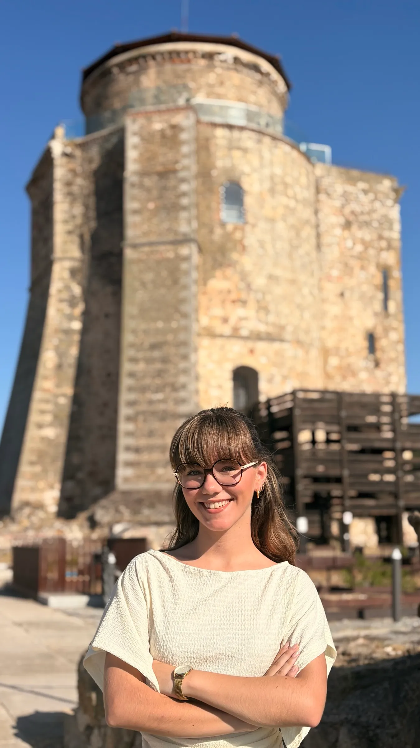 Elena Briñón ante la torre del Castillo de los Duques de Alba