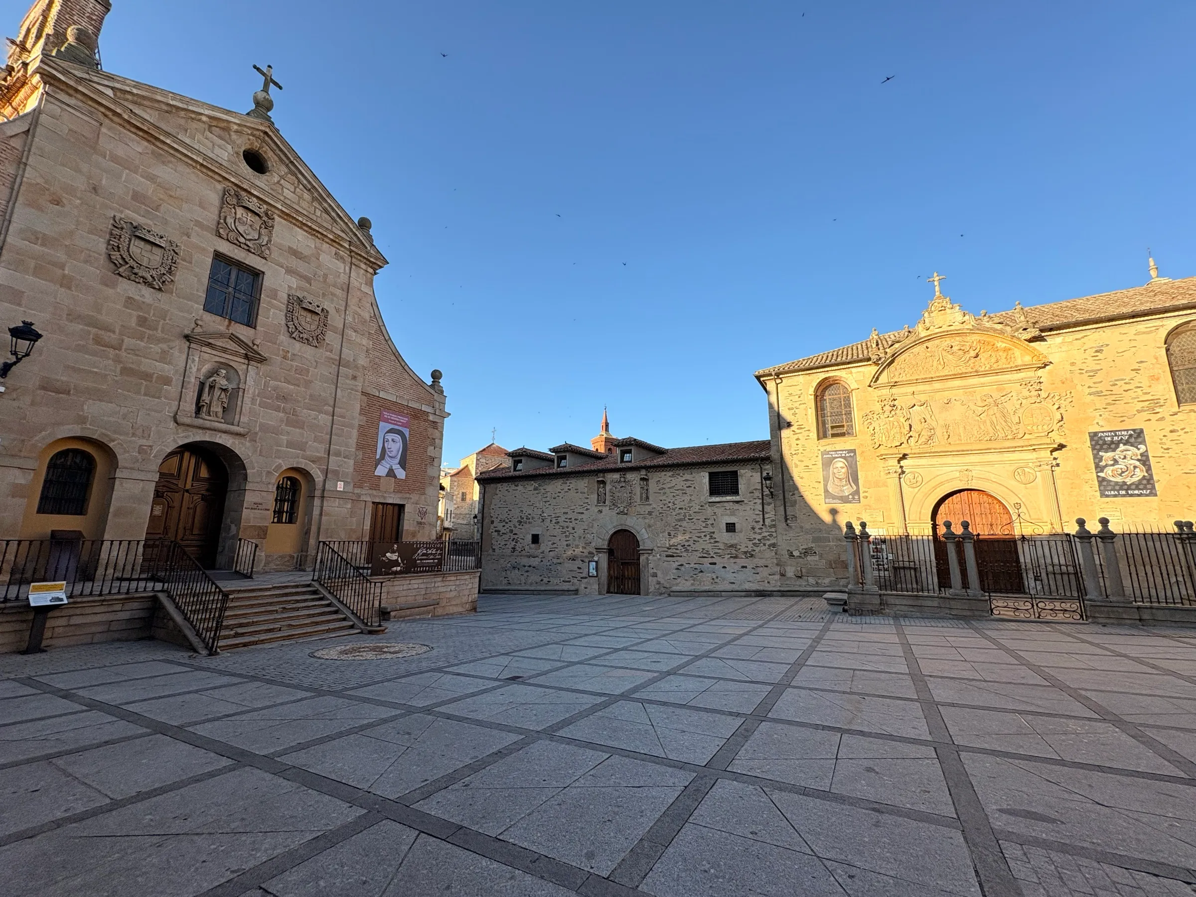 Plaza de Santa Teresa con la Basílica y la Iglesia de San Juan de la Cruz