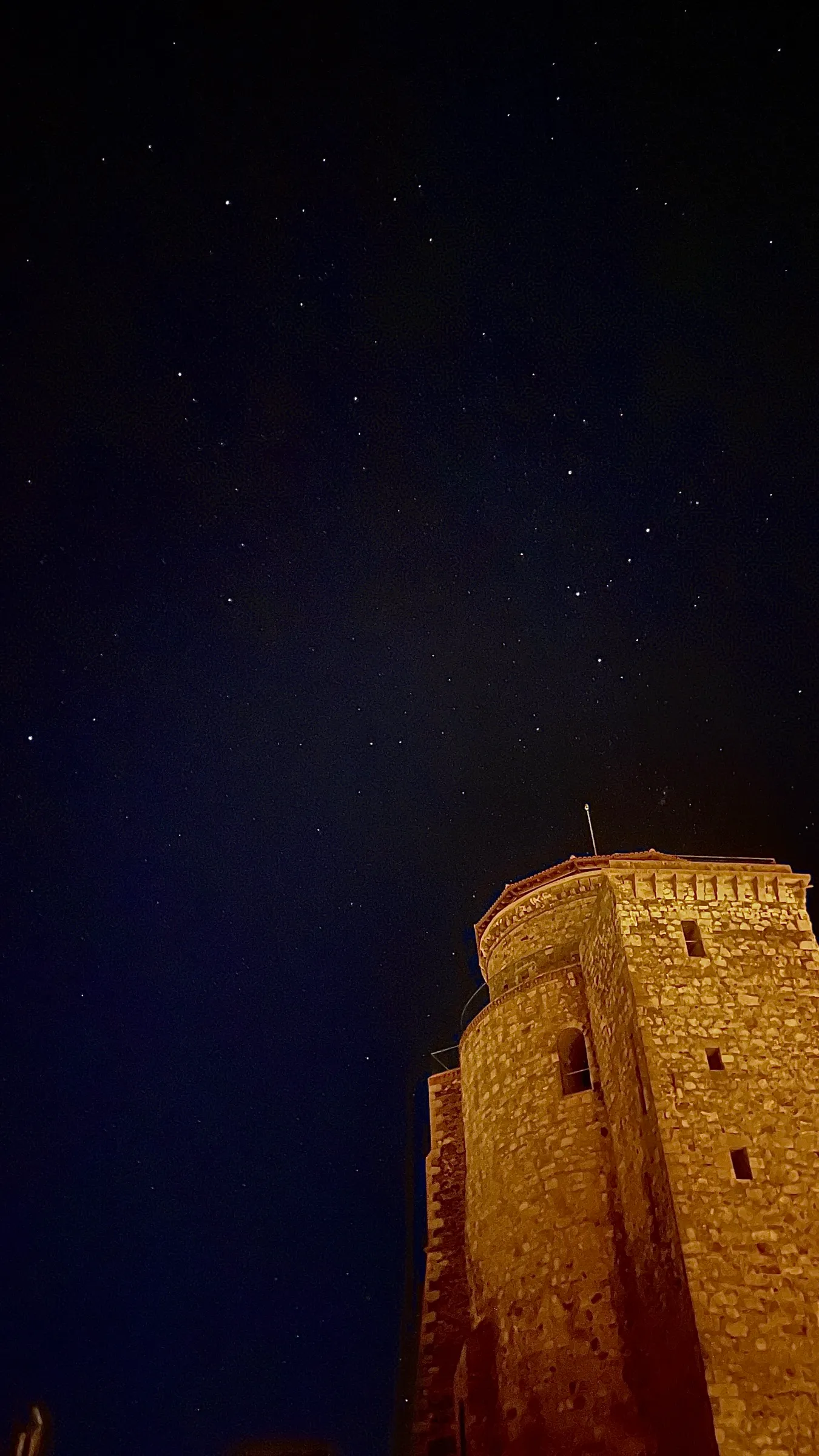 Castillo de los Duques de Alba iluminado de noche