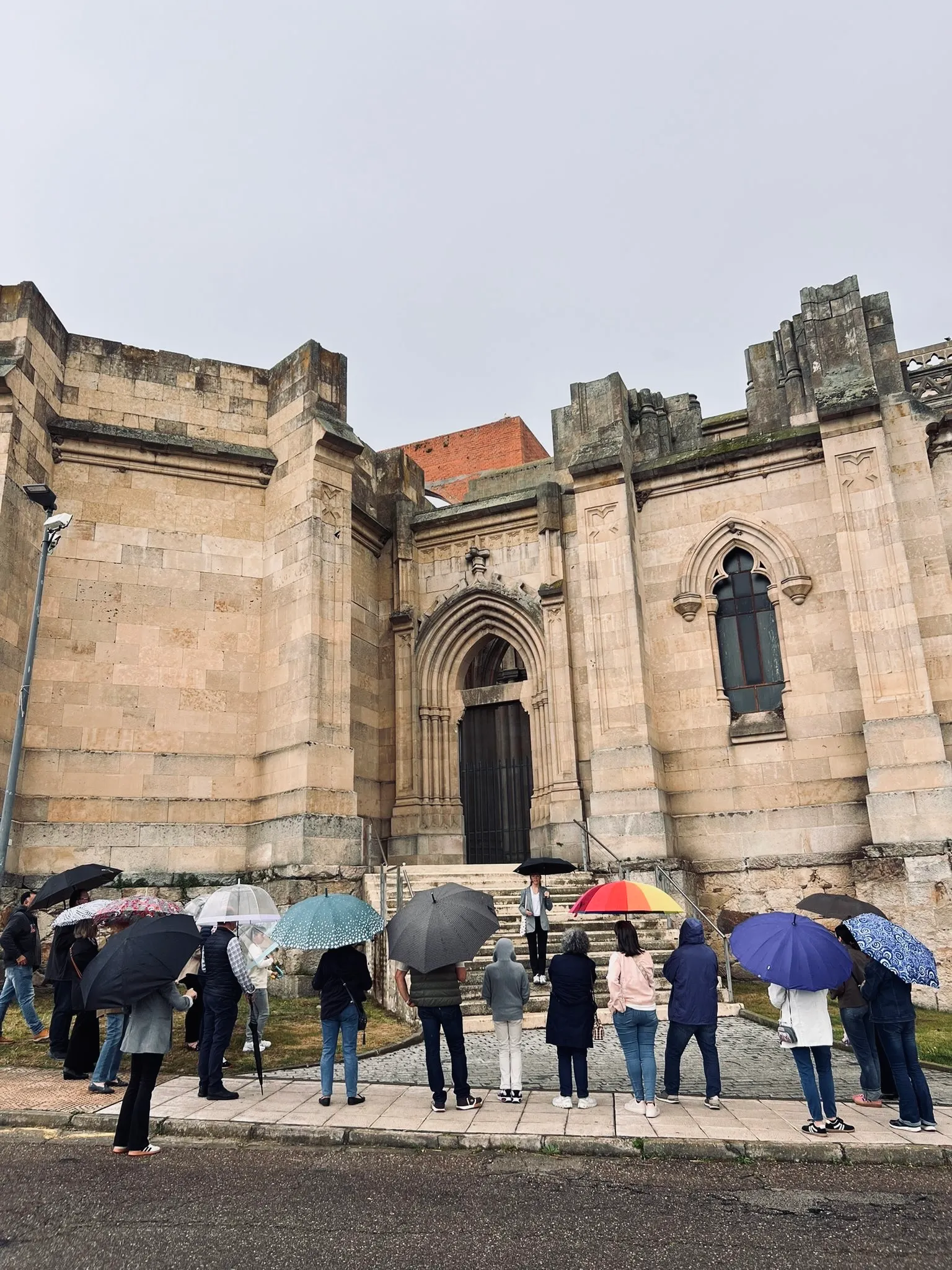Elena guiando a un grupo ante la Basílica de la Anunciación durante un free tour