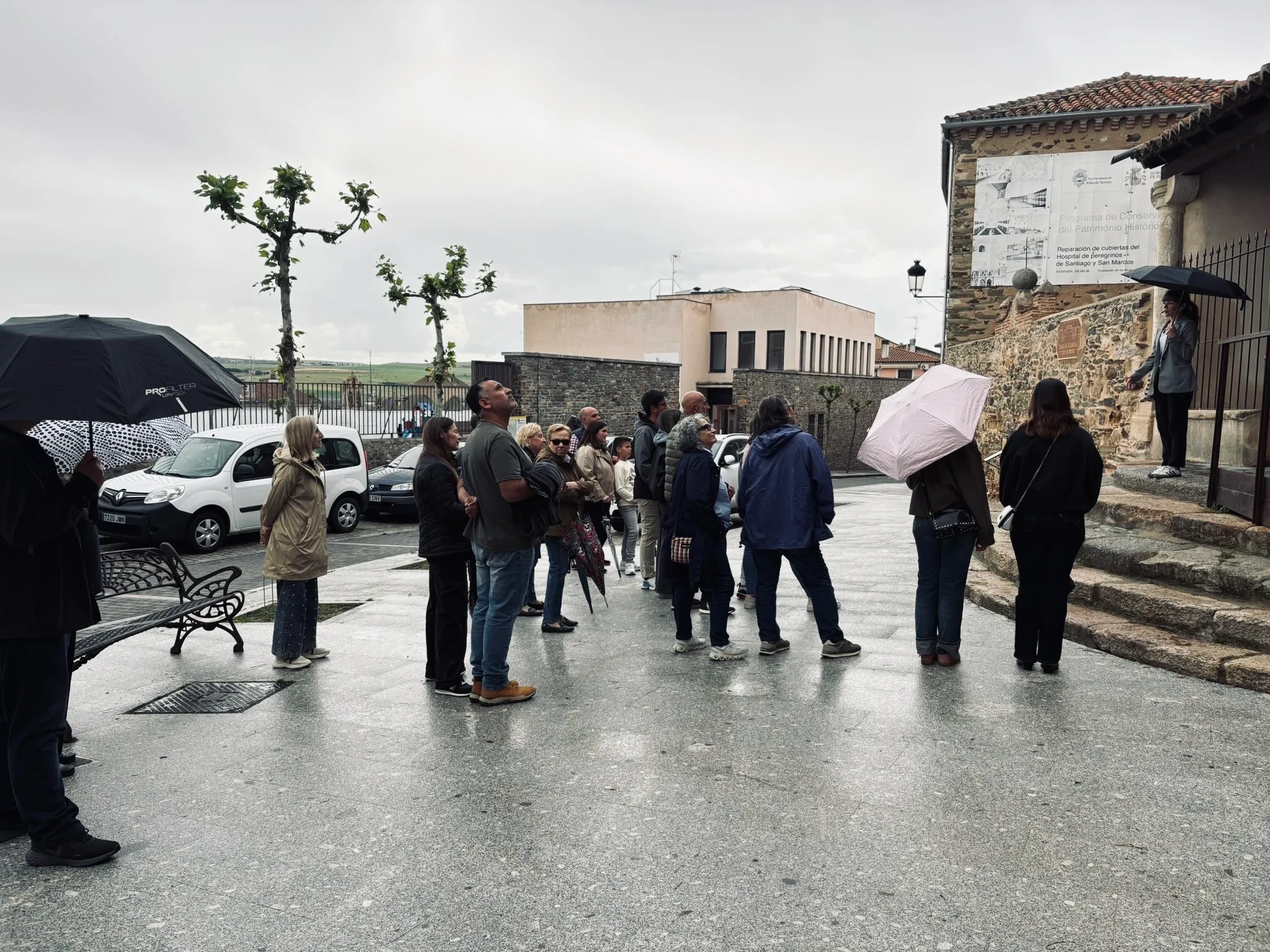Grupo reducido atendiendo a Elena en una visita privada por Alba de Tormes