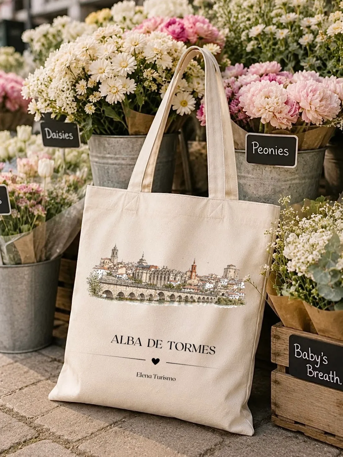 La misma totebag apoyada entre cubos de flores en una floristería