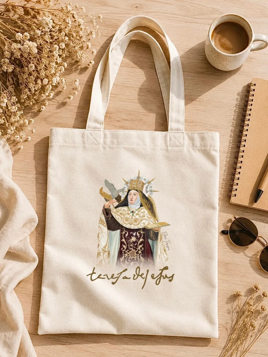 La misma totebag extendida sobre una mesa, junto a una taza de café