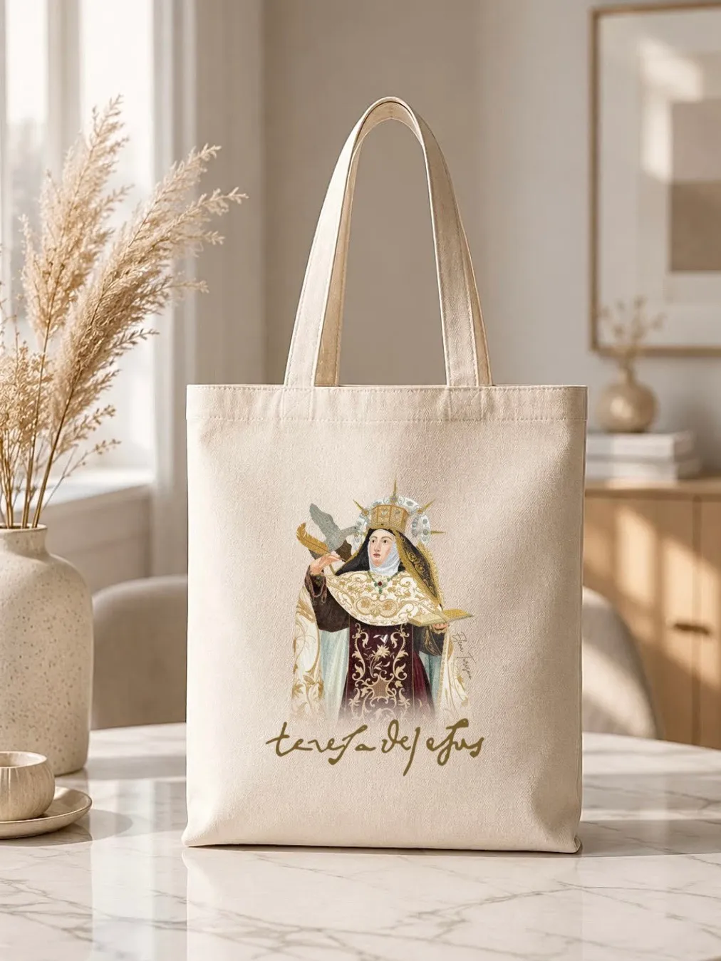 La misma totebag colgada en un salón luminoso