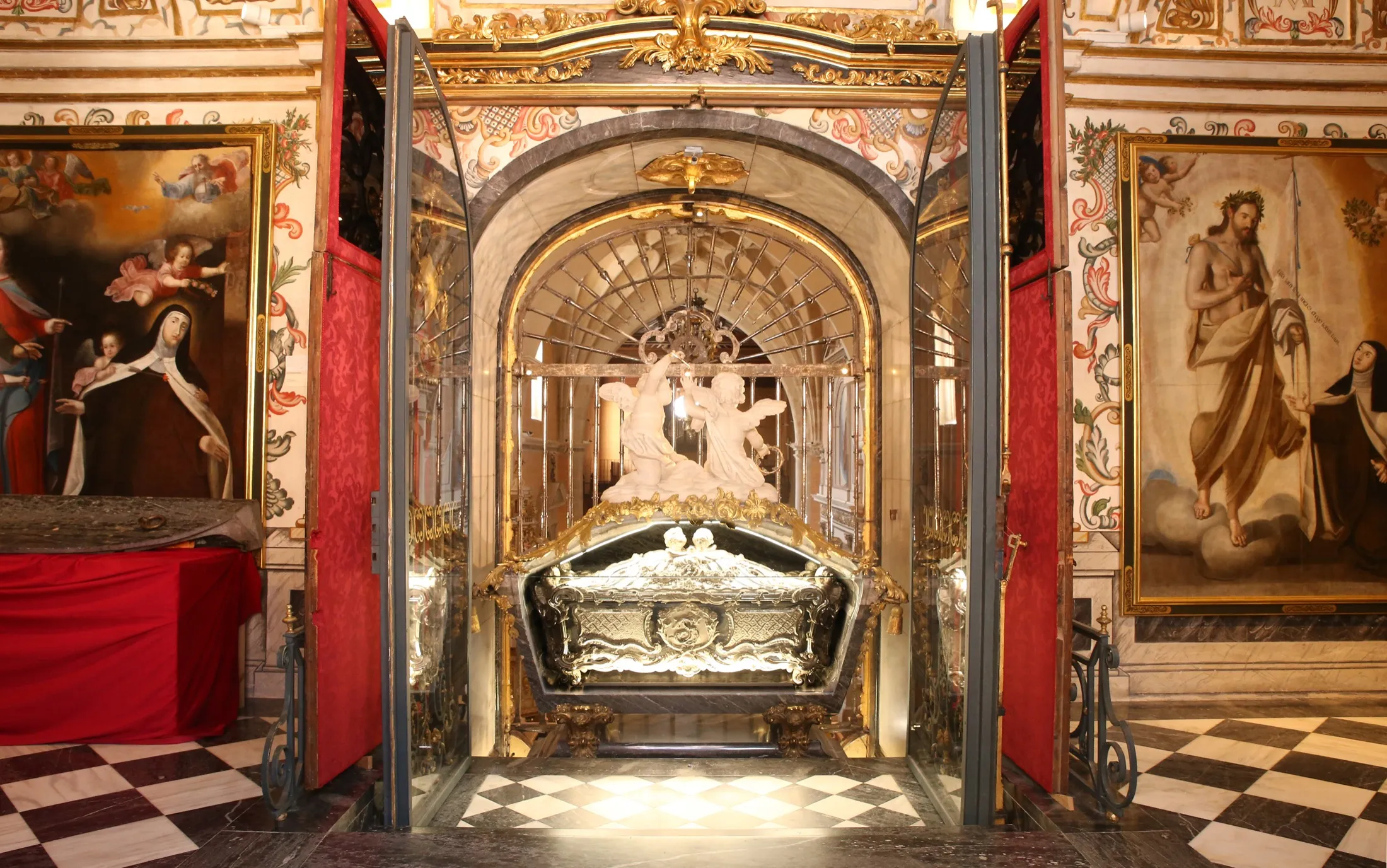 Urna y sepulcro de Santa Teresa en su basílica