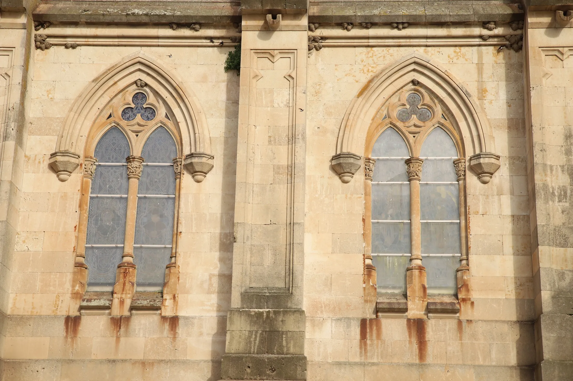 Ventanales góticos de la Basílica de Santa Teresa
